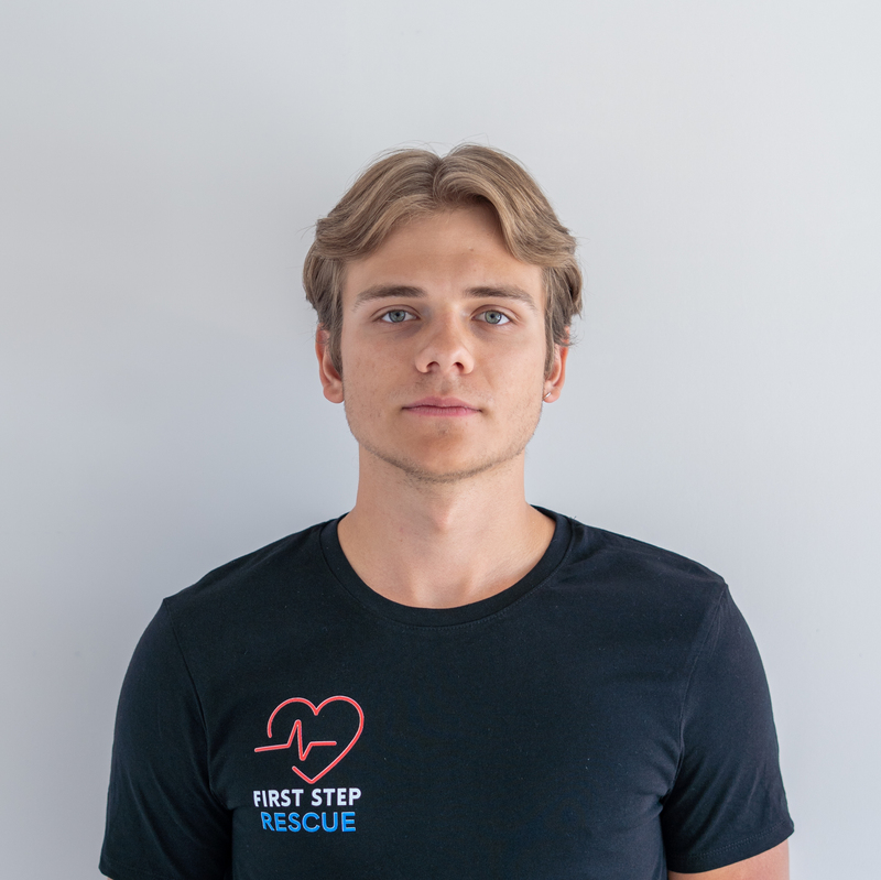 Hugo Kordowski
Wiceprezes & Instruktor. 
Doświadczony Ratownik | Media Creator
Ratownik z wieloletnim doświadczeniem w działaniach nad wodą, uczestnik licznych akcji ratunkowych oraz inicjatyw edukacyjnych z zakresu bezpieczeństwa. Łączy praktyczną wiedzę ratowniczą z umiejętnościami tworzenia nowoczesnych materiałów medialnych, które promują profilaktykę i uczą właściwych reakcji w sytuacjach zagrożenia.